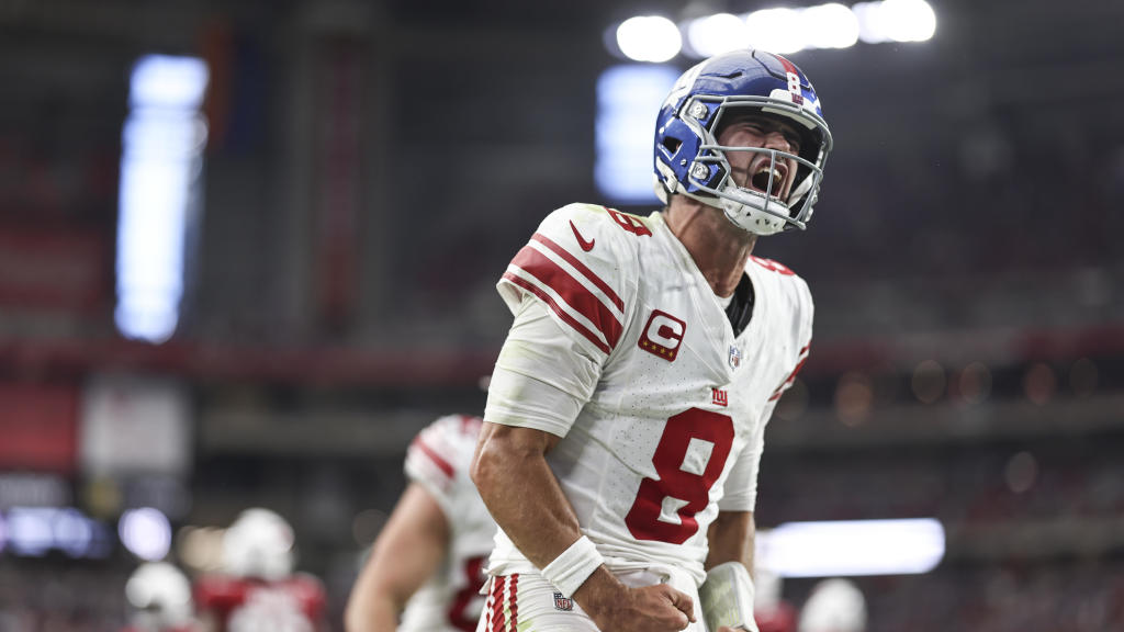 Daniel Jones throws for 321 yards, Giants rally from 21-point deficit
to beat Cardinals