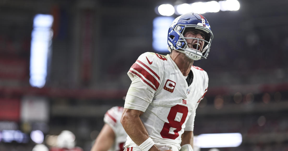 Daniel Jones throws for 321 yards, Giants rally from 21-point