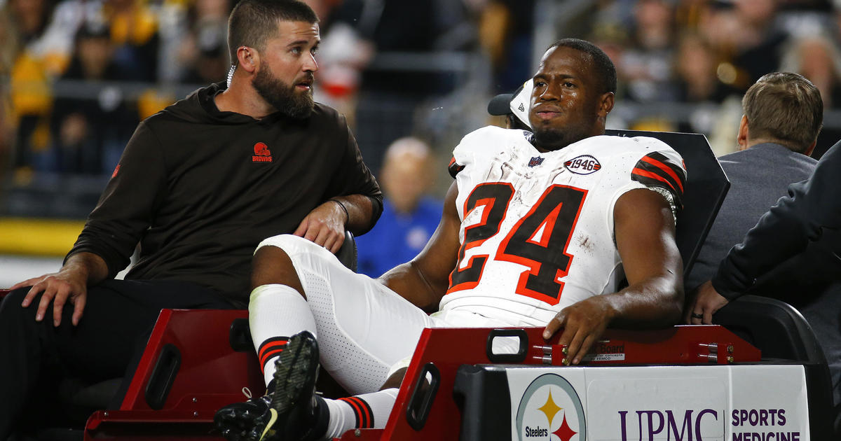 Cleveland Browns RB Nick Chubb carted off field after knee injury against Steelers