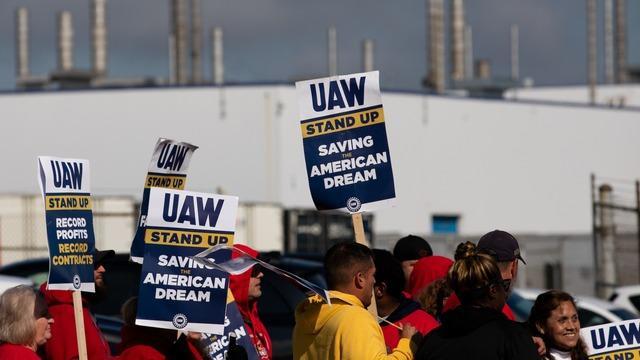 cbsn-fusion-how-2024-candidates-are-navigating-the-uaw-strike-against-automakers-thumbnail-2307140-640x360.jpg 