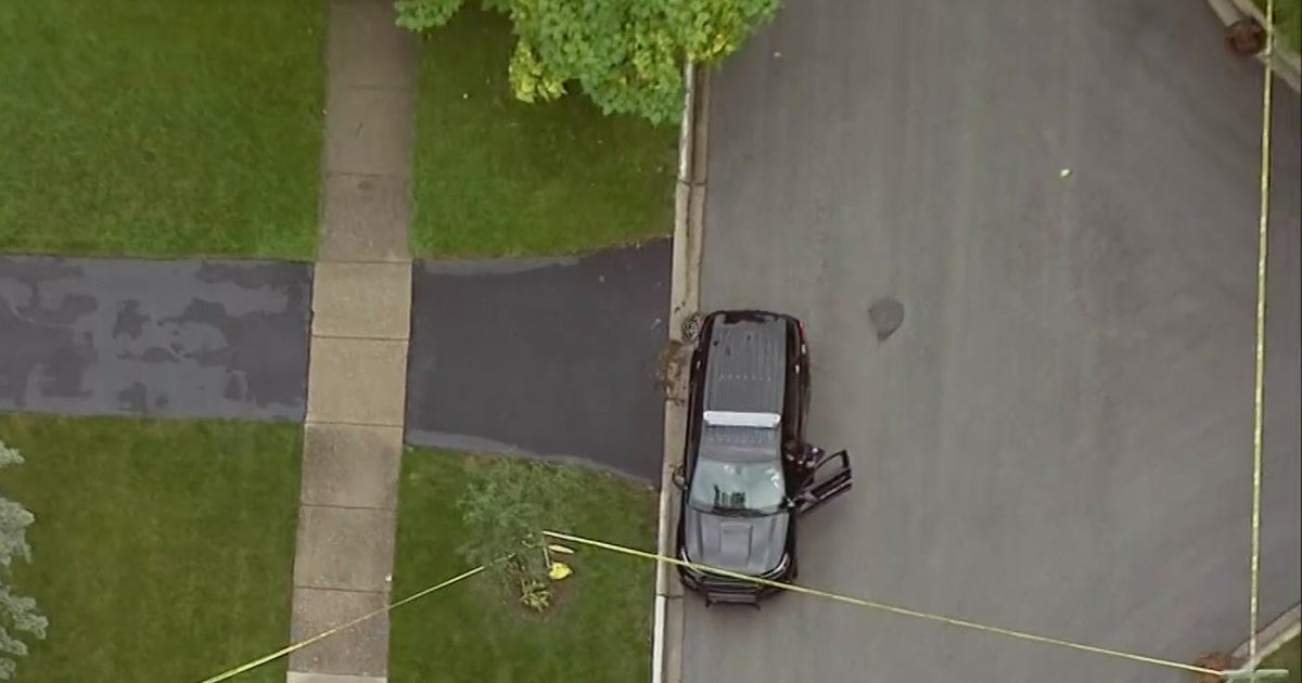 Large crime scene after man is found dead in Glenview home - CBS Chicago
