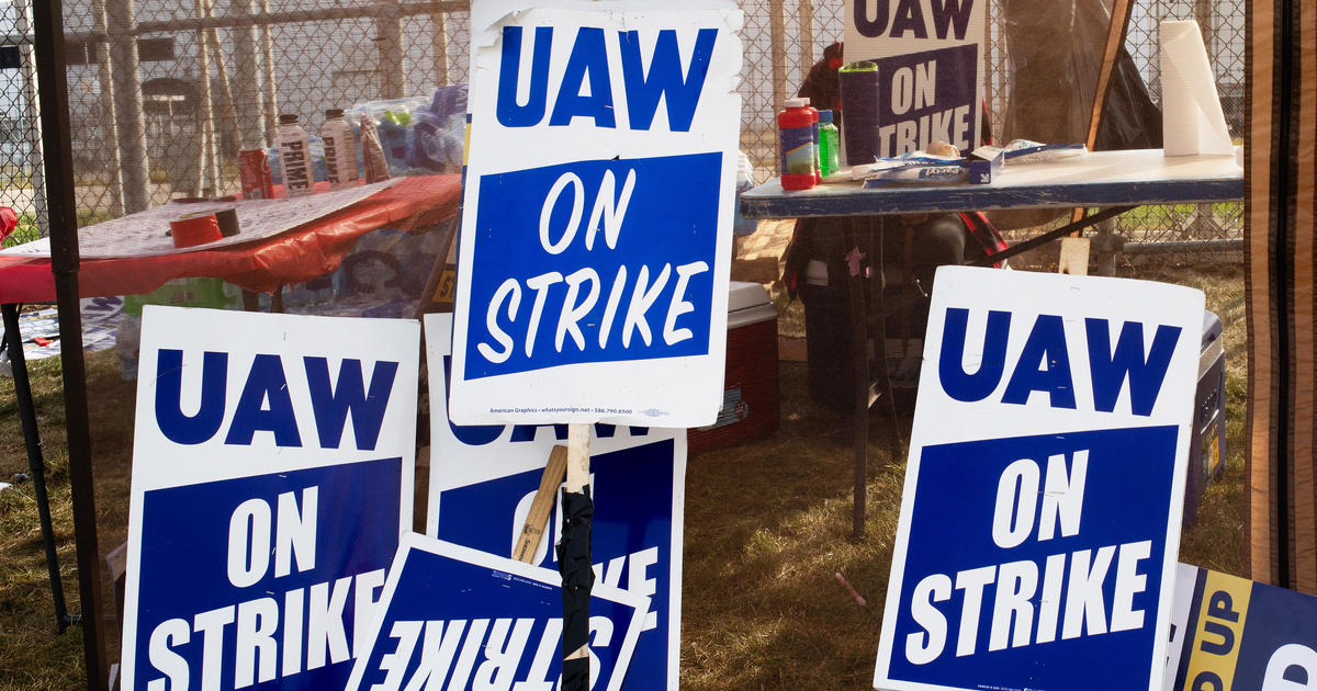 Biden sagt, er werde sich zusammen mit UAW-Mitgliedern in Detroit „der Streiklinie anschließen“.