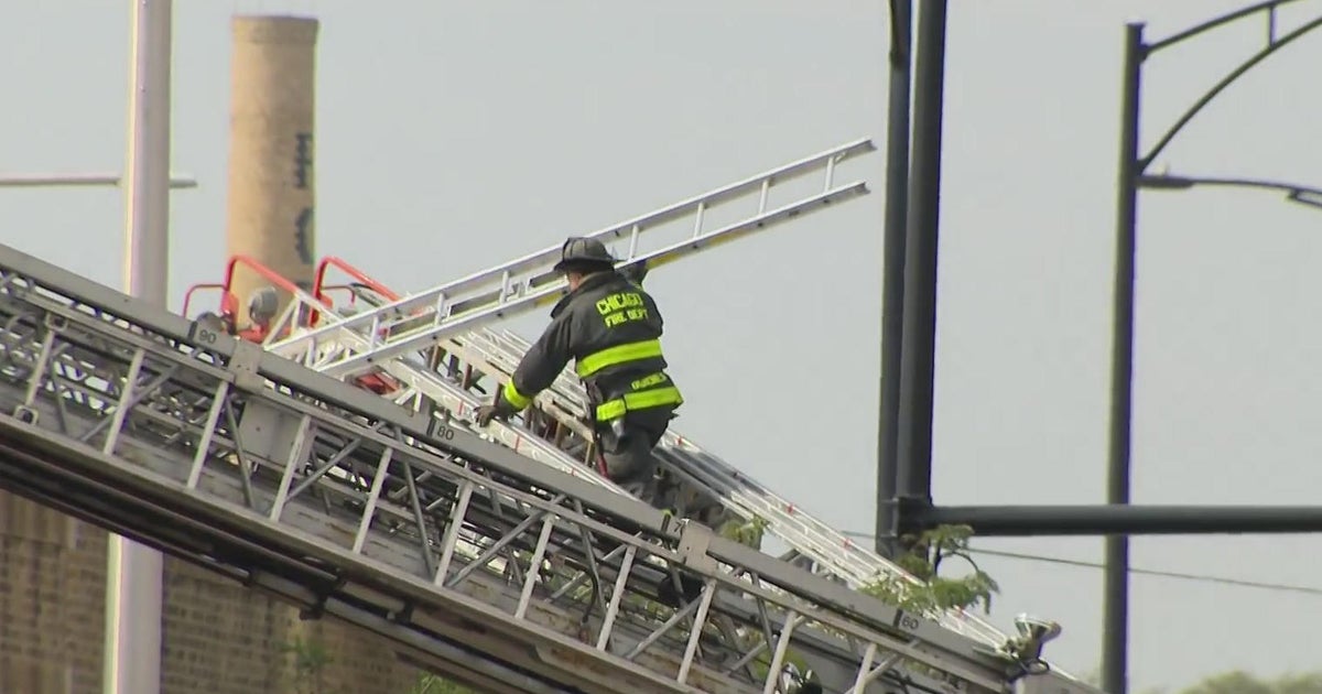 Fire breaks out in Chicago industrial building - CBS Chicago