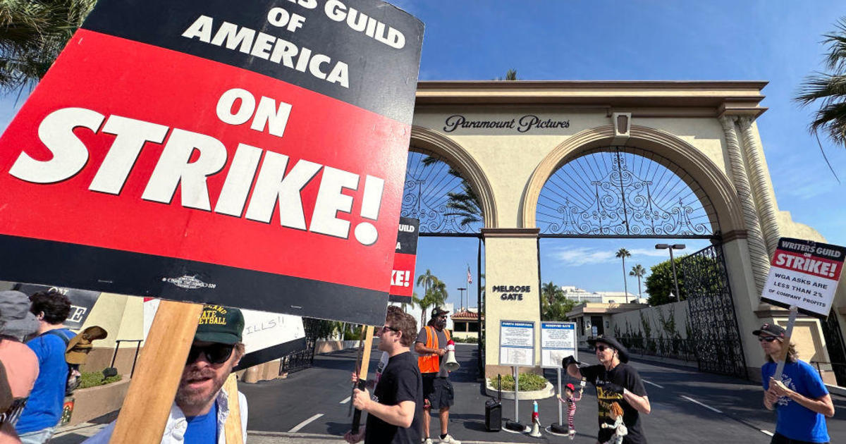 Escritores y estudios de Hollywood llegan a un acuerdo tentativo para poner fin a la huelga