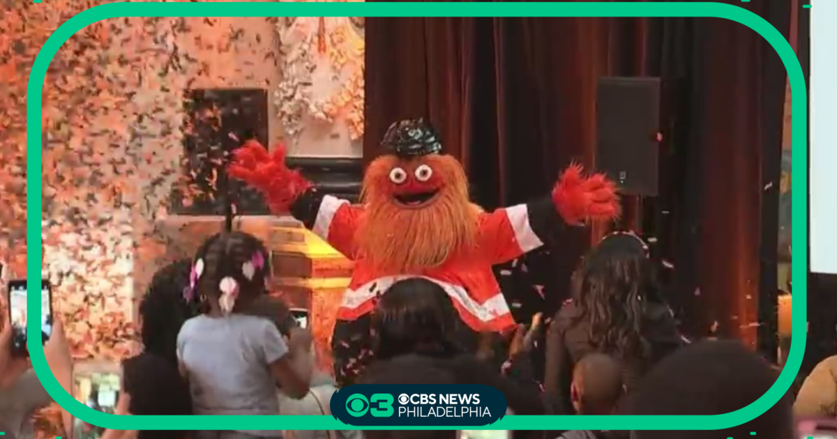 Philadelphia Flyers Mascot, Gritty, Has Fun In First Snow - CBS