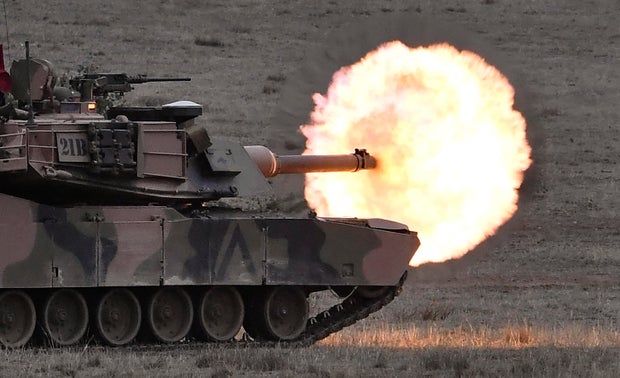 Ein M1A1 Abrams-Kampfpanzer der australischen Armee feuert am 9. Mai 2019 während einer Live-Feuerdemonstration auf der Militärbasis Bookabunnyal nördlich von Melbourne eine Granate auf ein Ziel ab.