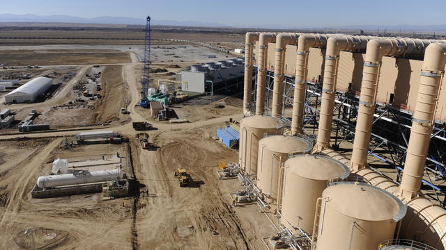PUEBLO ,CO--NOVEMBER 4TH 2009--A dual "air cooled condenser unit, right, at Xcel Energy's new Comanche III Station, a coal-fired, steam electric generating station under construction scheduled for service at the end of the year. Andy Cross, The Denver Pos 