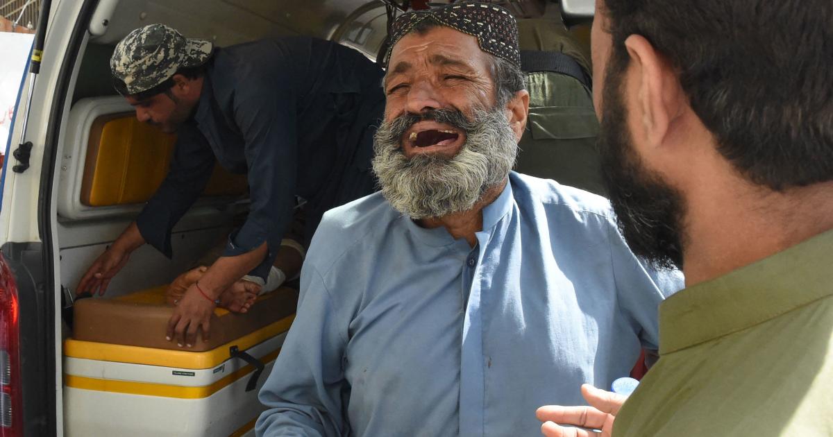 巴基斯坦俾路支省一座清真寺附近发生自杀式爆炸事件，造成宗教游行中的 50 多人死亡。