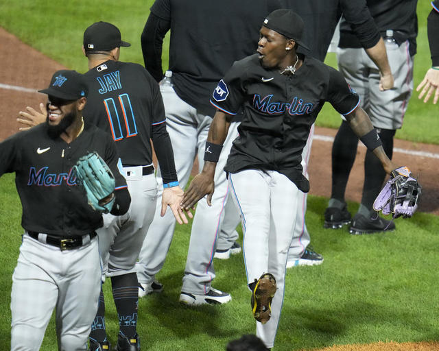 Miami Marlins beat Pirates 4-3 to close in on playoff spot - CBS Miami