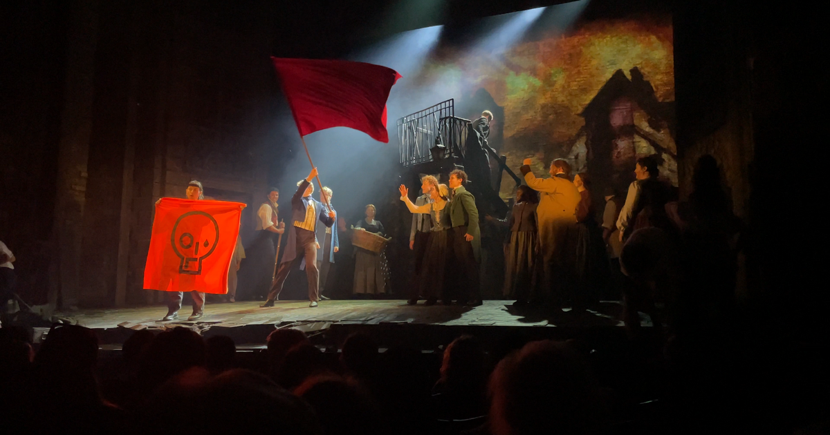 Climate activists storm stage of Les Misérables in London: “The show can’t go on”