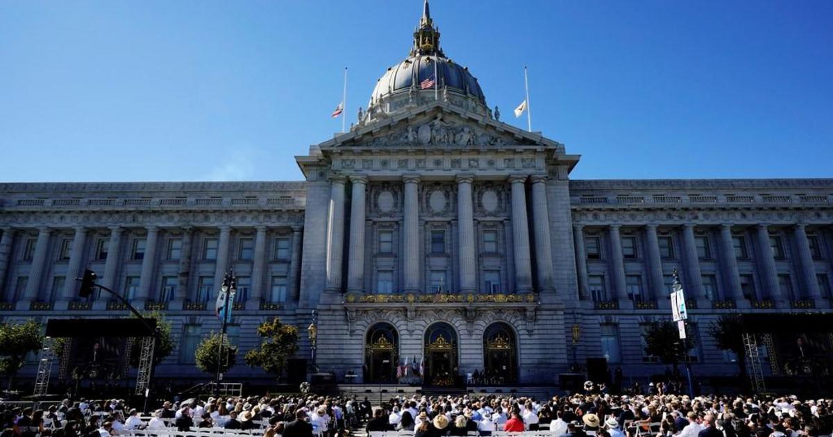 感人的旧金山追悼会上，参议员黛安·范斯坦因其勇气和正直而被人铭记