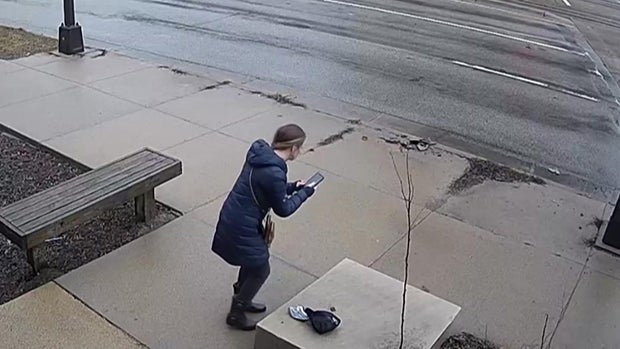 Surveillance image: Nicki Lenway calls 911