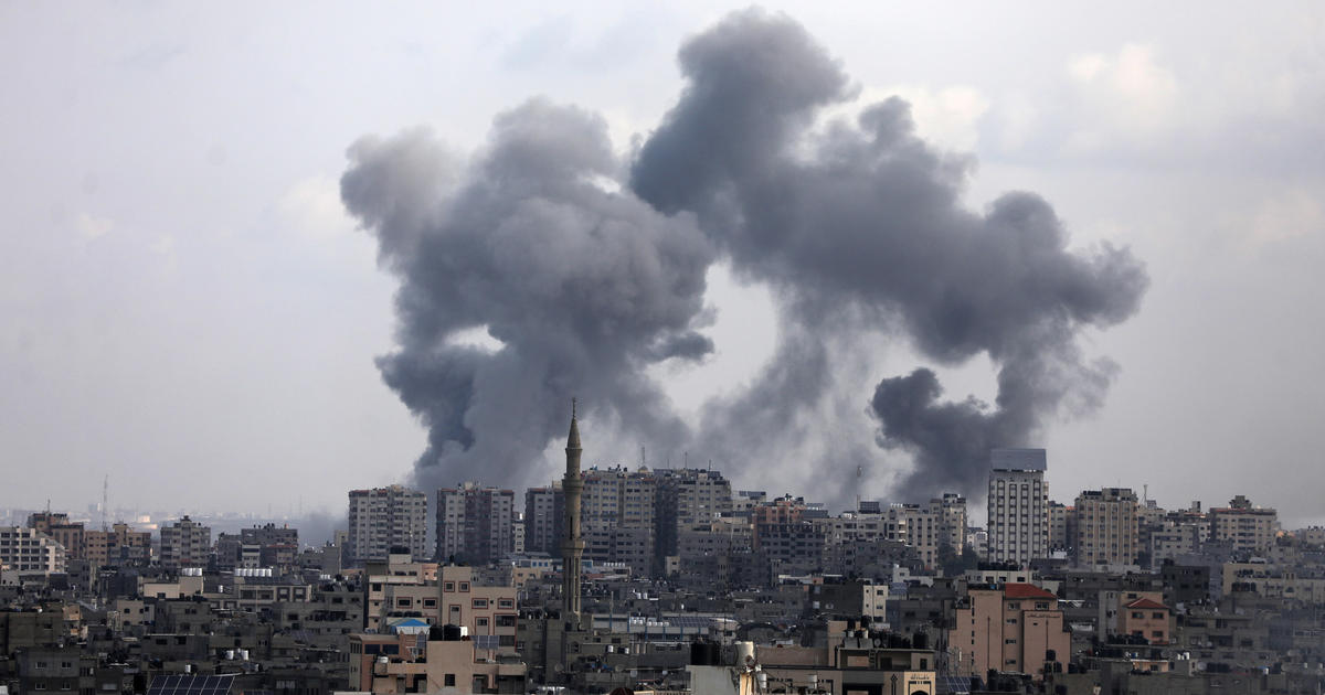Izrael i Hamas są w stanie wojny po tym, jak palestyńscy bojownicy przeprowadzili śmiercionośne ataki ze Strefy Gazy