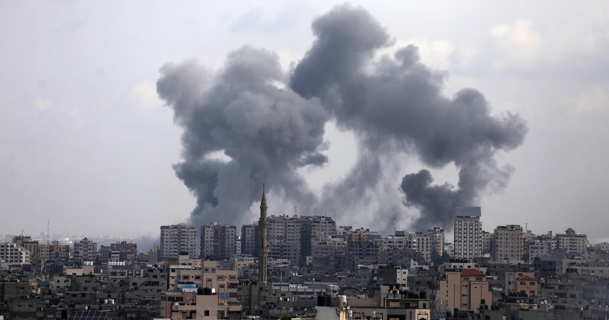 إسرائيل وحماس في حالة حرب بعد أن شن المسلحون الفلسطينيون هجمات مميتة من غزة إسرائيل وحماس في حالة حرب بعد أن شن المسلحون الفلسطينيون هجمات مميتة من غزة