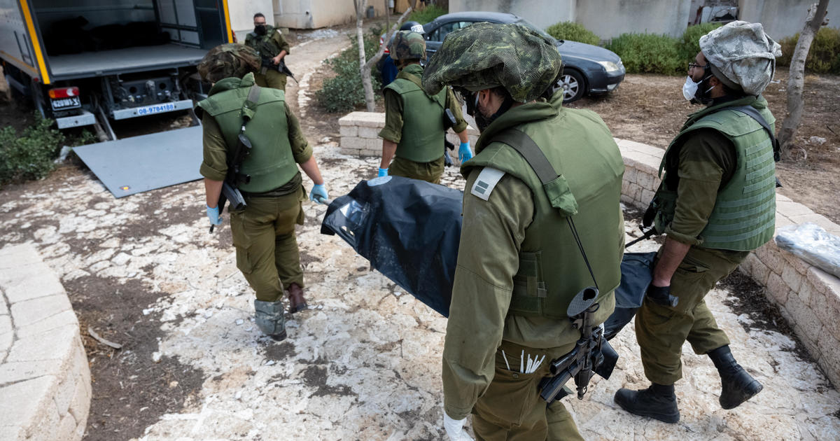 Близо до Сдерот, Израел — израелски екипи за спешна помощ с
