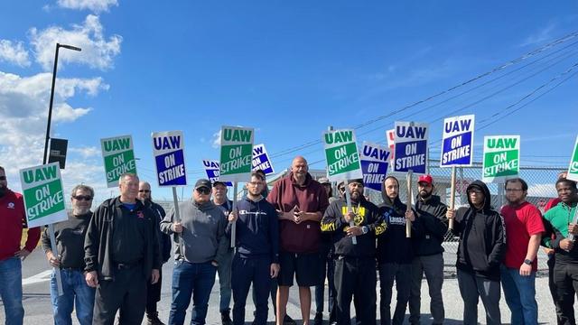 fetterman-uaw-picket-line-macungie-101023-4.png 