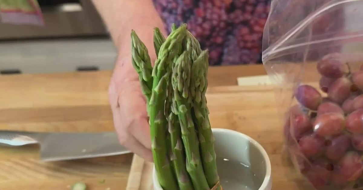 Lunch Break: Asparagus and grapes