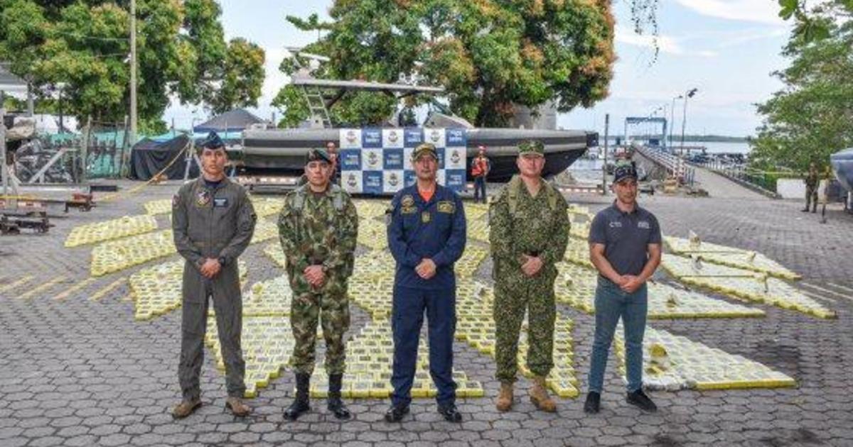 Колумбийският флот залови полуподводница, натоварена с 3,3 тона кокаин във