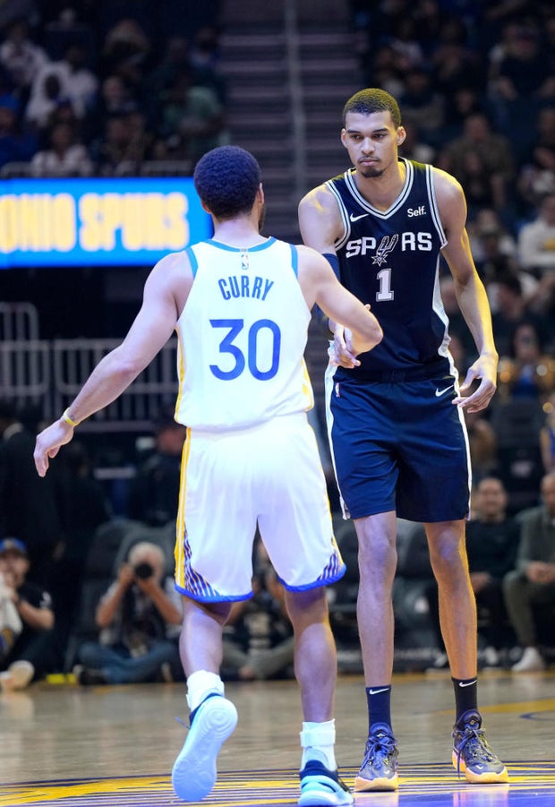 steph-curry-viktor-wembanyama.jpg