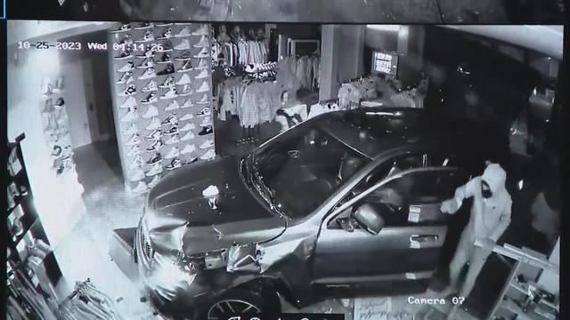 ChicagoThieves crash car into store.jpg 