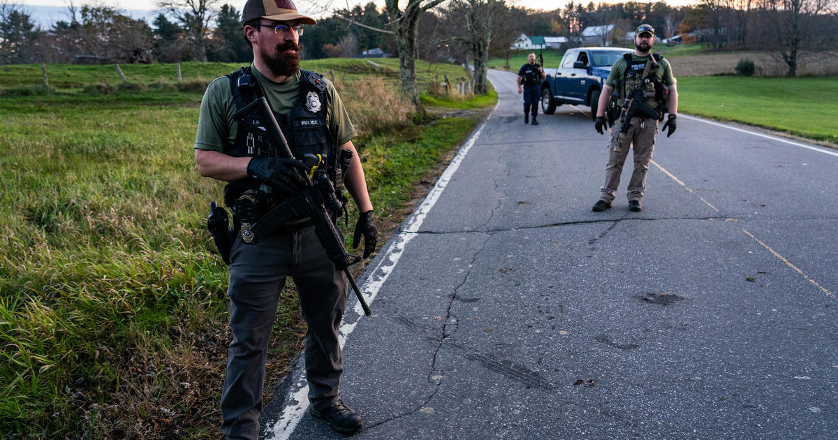De jacht op de verdachte van de massale schietpartij in Maine gaat door terwijl details over de slachtoffers naar voren komen