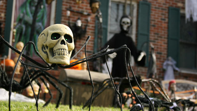 Yard decorated for Halloween 
