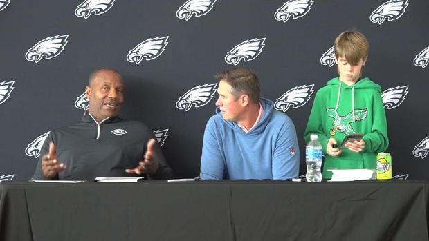 legendary-eagle-safety-brian-dawkins-hosts-watch-party-with-fans-1.jpg 