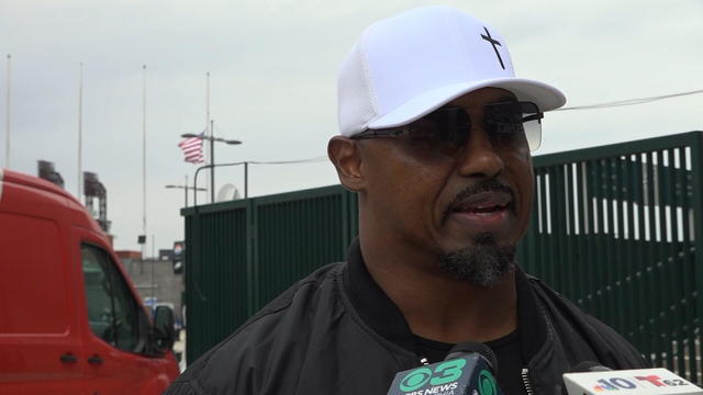 legendary-eagle-safety-brian-dawkins-hosts-watch-party-with-fans.jpg 