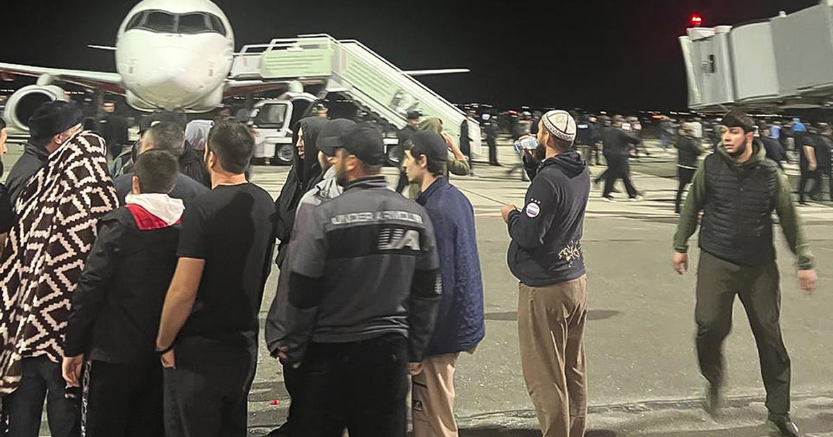 Стотици щурмуват летището в Русия в антисемитски бунт заради пристигането на самолет от Израел