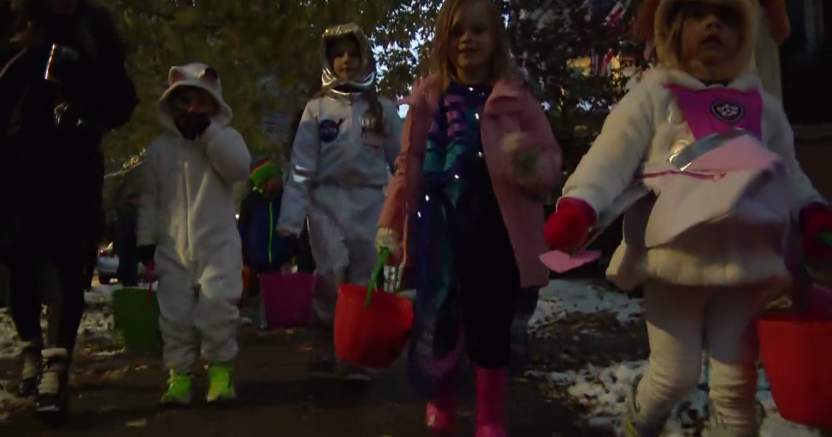 Trickortreaters hit the pavement in Chicago despite snow this Halloween Trickortreaters hit the pavement in Chicago despite snow this Halloween