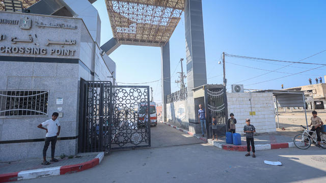 Citizens of Dual Nationality Leave Gaza Through Rafah Crossing 