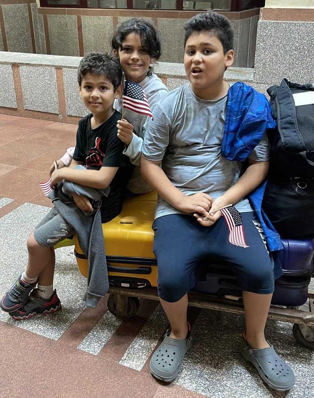 Los tres hijos de Laila Bseiso portan banderas estadounidenses