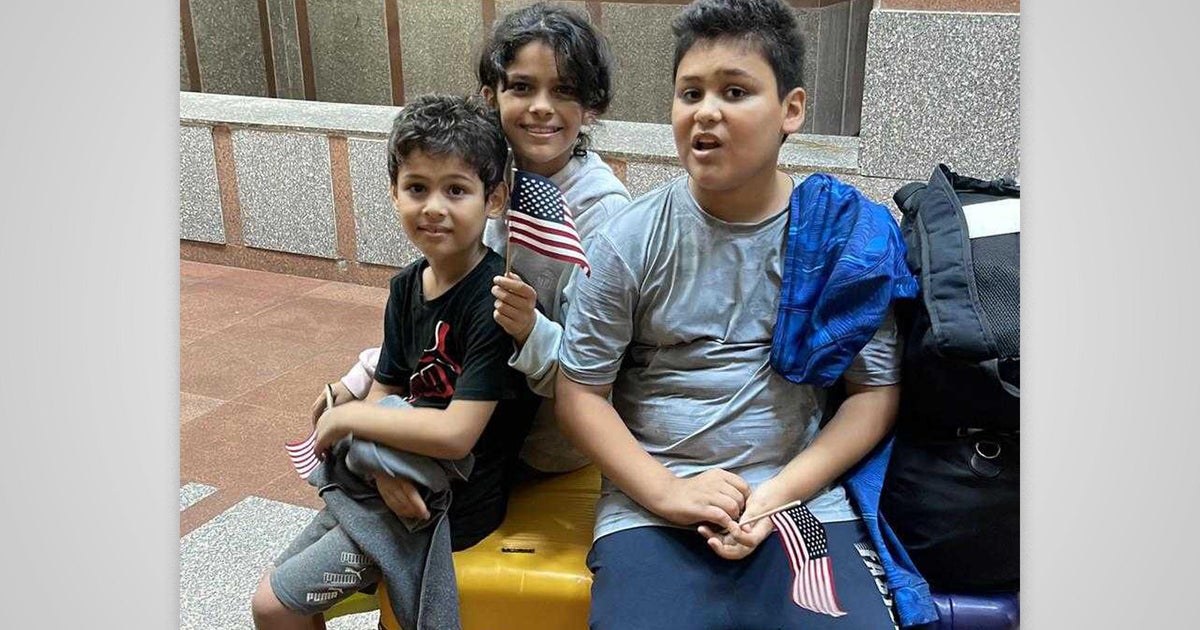Seorang ibu keturunan Palestina-Amerika dan anak-anaknya yang melarikan diri dari perang antara Israel dan Hamas akhirnya bisa melintasi perbatasan Rafah Seorang ibu keturunan Palestina-Amerika dan anak-anaknya yang melarikan diri dari perang antara Israel dan Hamas akhirnya bisa melintasi perbatasan Rafah