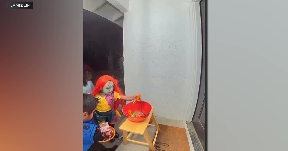RAW: Sacramento trick-or-treaters dish out own candy when they find empty bowl outside home