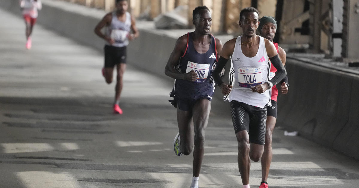 НЮ ЙОРК — Тамират Тола от Етиопия счупи рекорда в маратона