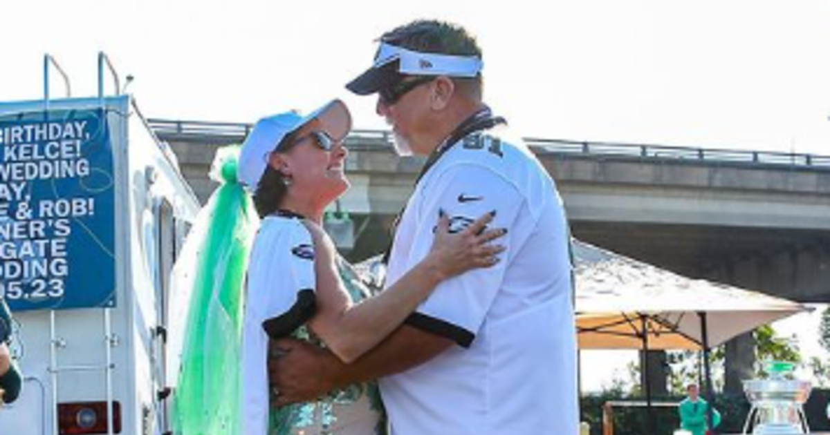 Philadelphia Eagles fans get married during tailgate before Dallas Cowboys  game - CBS Philadelphia