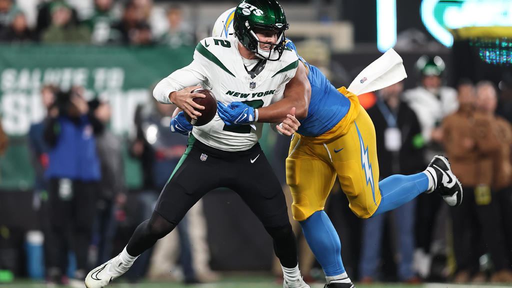 Zach Wilson sacked 8 times, Jets commit 3 turnovers in brutal loss to
Chargers