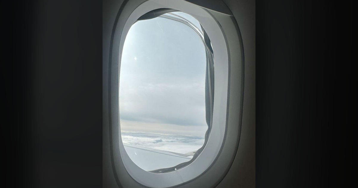 Britische Ermittler sagen, ein Passagier auf dem Weg nach Florida habe gesehen, wie ein Flugzeug tausende Fuß in der Luft ein Fenster verfehlte