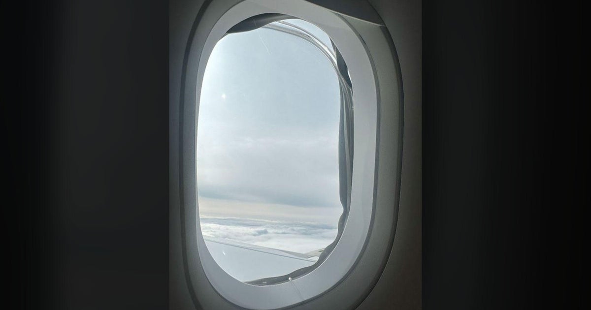 Britische Ermittler sagen, ein Passagier auf dem Weg nach Florida habe gesehen, wie ein Flugzeug tausende Fuß in der Luft ein Fenster verfehlte Britische Ermittler sagen, ein Passagier auf dem Weg nach Florida habe gesehen, wie ein Flugzeug tausende Fuß in der Luft ein Fenster verfehlte