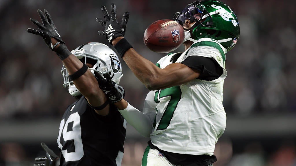 Jets again don't score a touchdown, make mistakes at key moments in
loss to Raiders