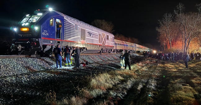 Amtrak train traveling from Pontiac to Chicago derails in southwest