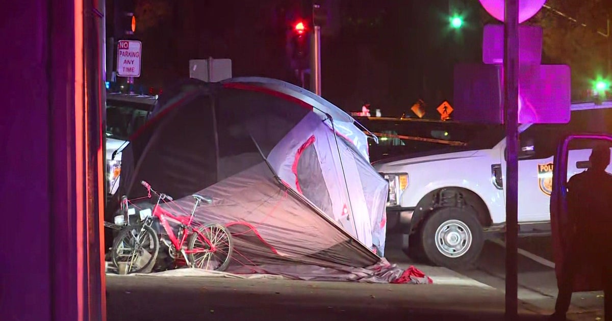 Police draw guns as they negotiate with suspect in Sacramento tent