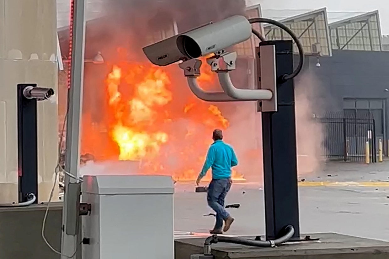 2 dead in vehicle explosion at Rainbow Bridge U.S.-Canada border ...