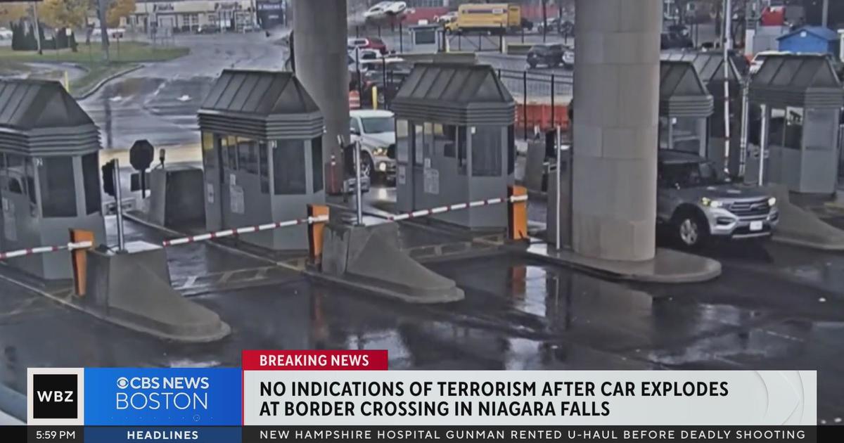 shows car crash at US-Canada border crossing - CBS Boston