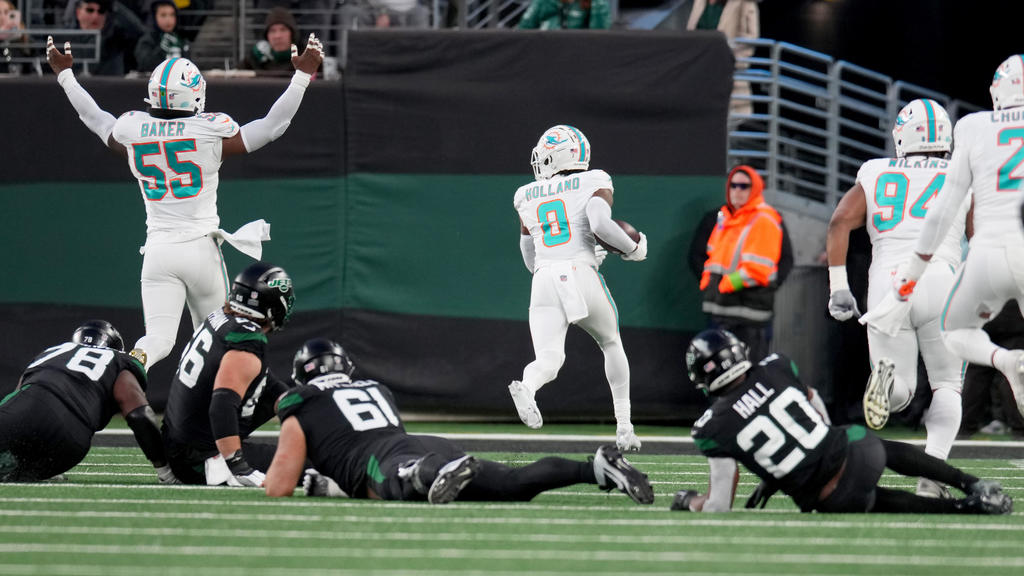 Jets' Hail Mary debacle against Dolphins just the latest embarrassment
in likely lost season