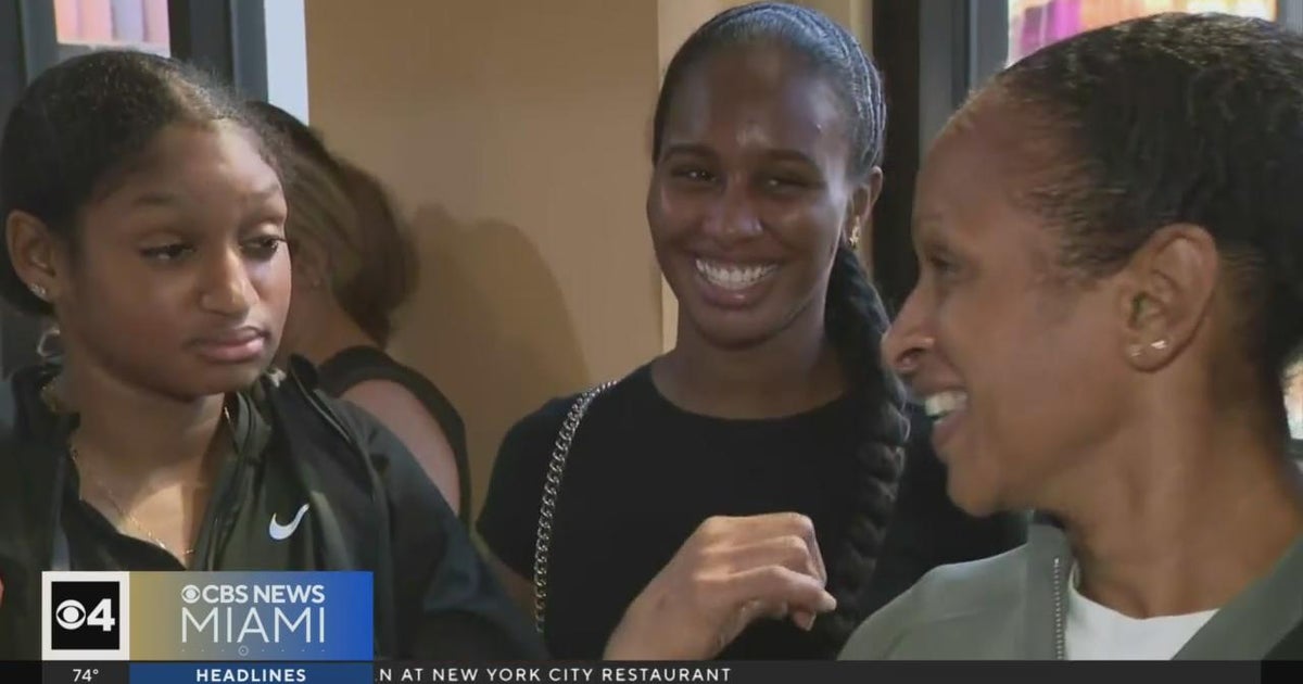 Black Friday buyers flock to South Florida’s malls Black Friday buyers flock to South Florida’s malls