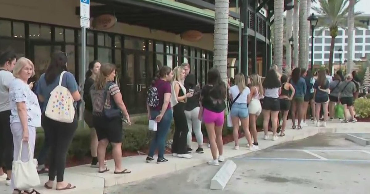 Sawgrass Mills packed with customers on Black Friday Sawgrass Mills packed with customers on Black Friday