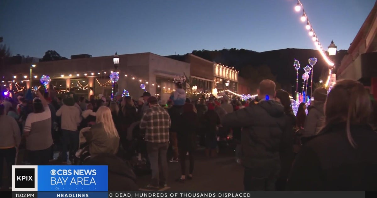 Downtown Martinez holds tree lighting before dozens of families on