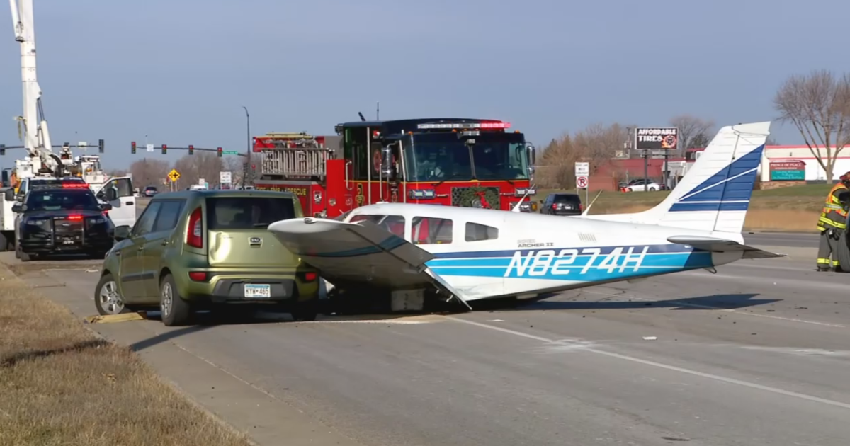 БРУКЛИН ПАРК Минесота — Малък самолет се приземи аварийно в кола
