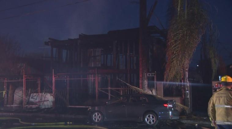 Massive fire destroys 5 homes in South Los Angeles, 2 people in ...